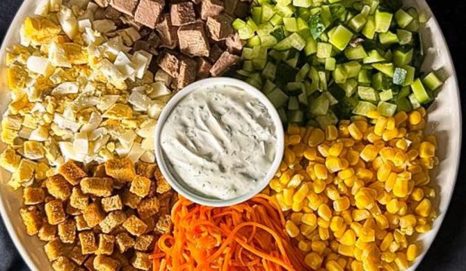 Салат из говядины, огурцов, кукурузы, яиц, моркови и сухариков рецепт