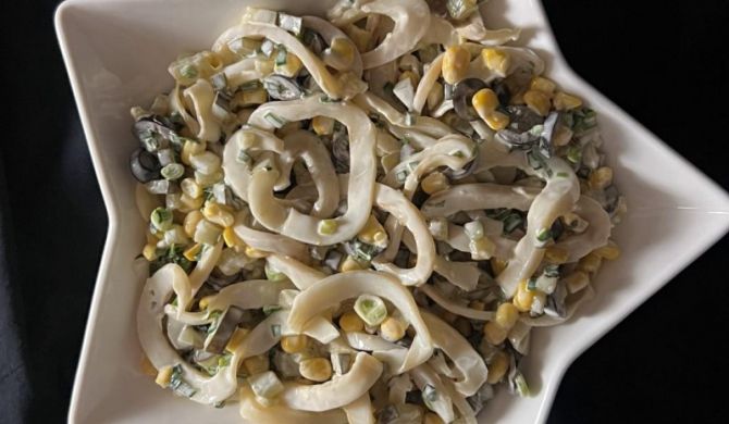 Салат с кальмаром, кукурузой, маслинами и майонезом рецепт