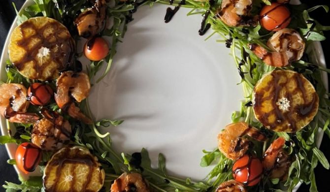 Салат Венок из мандарин, креветок, помидоров и рукколы рецепт
