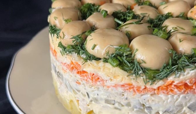 Салат Грибная Поляна с шампиньонами маринованными и курицей рецепт