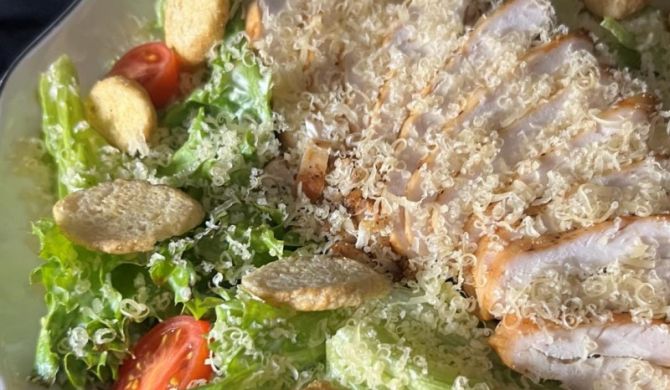Салат цезарь с курицей и сухариками и помидорами рецепт