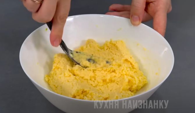 Салат с крабовыми палочками, яблоком и сыром