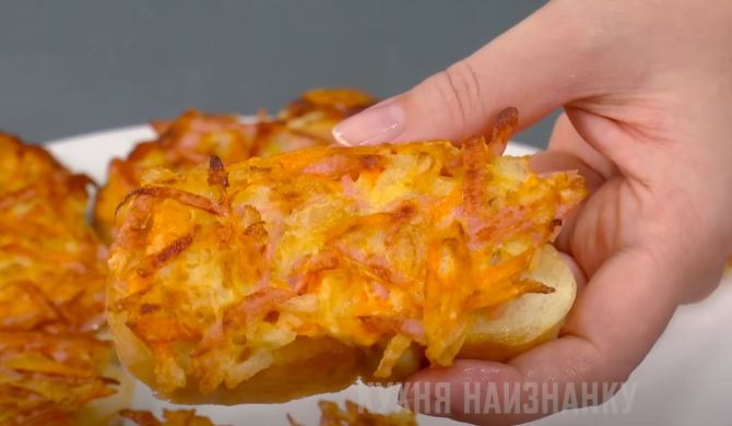 Горячие бутерброды с колбасой, помидорами и сыром в духовке рецепт с фото пошагово - manikyrsha.ru