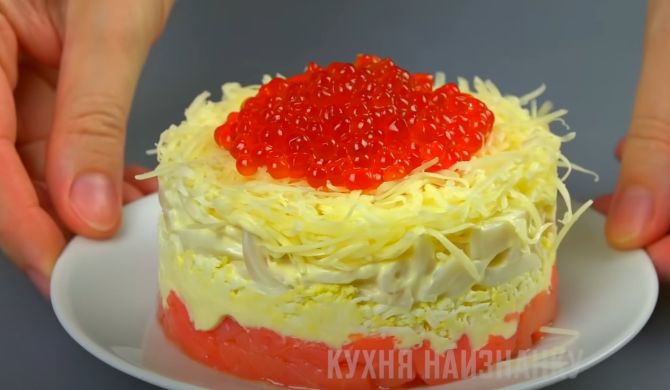 Салат Сытый Боцман с красной рыбой и кальмарами рецепт