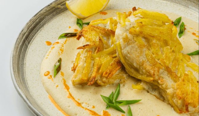 Белая рыба в панировке картофельной с соусом из цветной капусты рецепт