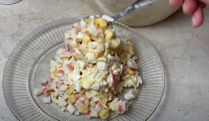 Салат с крабовыми палочками, кукурузой, яйцом и апельсином рецепт