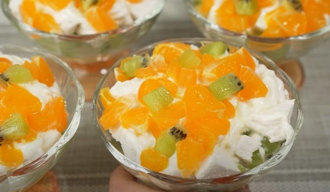 Десерт с зефиром, киви, мандаринами и сметаной рецепт