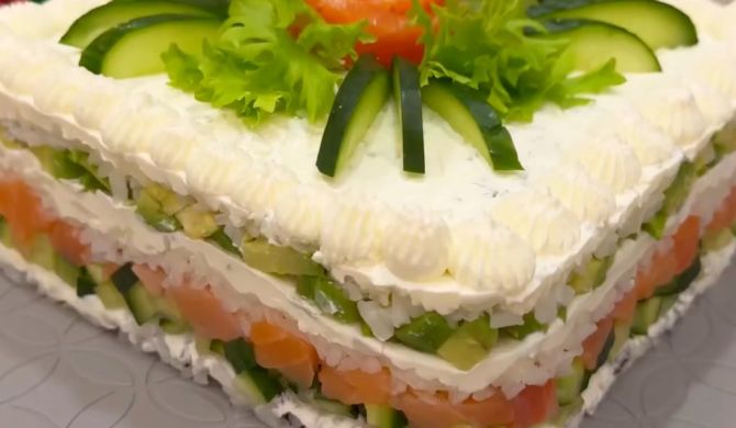 Суши торт из риса, авокадо, красной рыбы и творожного сыра рецепт