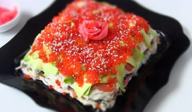 Закусочный суши-торт с красной рыбой и авокадо рецепт