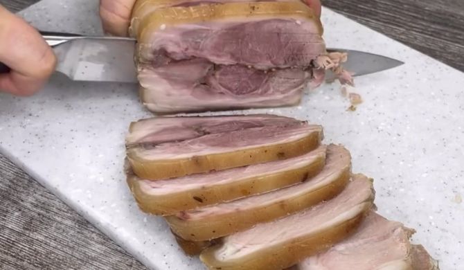 Домашняя ветчина из свиной рульки с чесноком в духовке рецепт