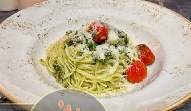 Паста спагетти с тунцом консервированным, шпинатом и помидорами рецепт