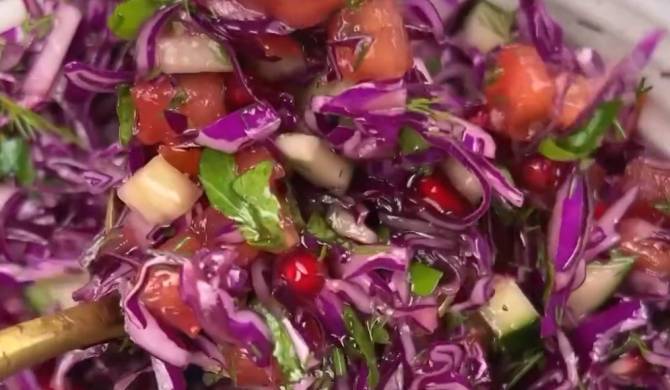 Салат из красной капусты, помидора, огурца и граната рецепт