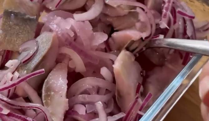 Рецепт: Сельди с луком в масле - Закуски из рыбы и морепродуктов - Закуски - Готовить легко!