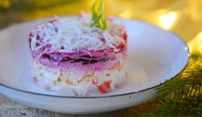 Салат с колбасным сыром, крабовыми палочками, яйцом и свеклой рецепт