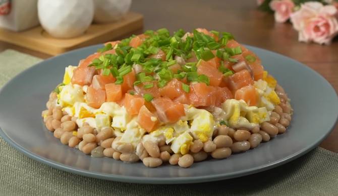 Салат с красной рыбой, яйцами и фасолью слоями рецепт