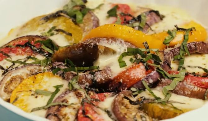 Капрезе с баклажанами, помидорами и сыром моцареллой в духовке рецепт