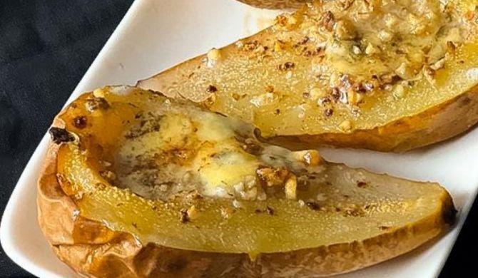 Запеченная груша в духовке с сыром, медом и орехами рецепт