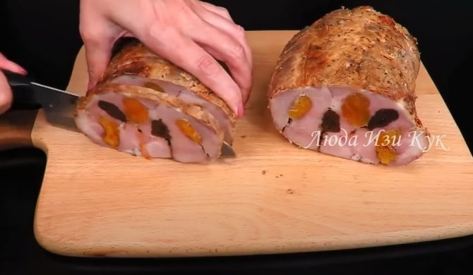 Домашняя буженина из свинины с курагой и черносливом в духовке рецепт