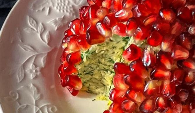 Салат Гранатовый Чизбол из творога, сыра и граната рецепт