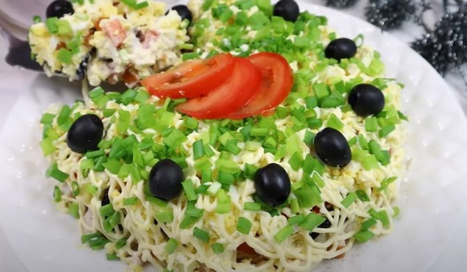 Салат из копчёной курицы, чернослива, помидоров и яиц рецепт