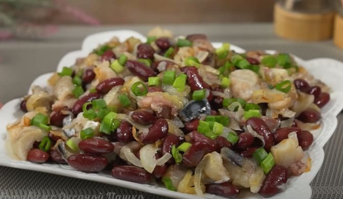 Рецепт салата с кальмарами и консервированной фасолью - Салат с кальмарами от ЕДА