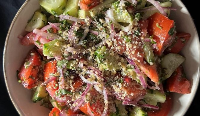 Салат из огурцов, помидоров и грецкого ореха рецепт