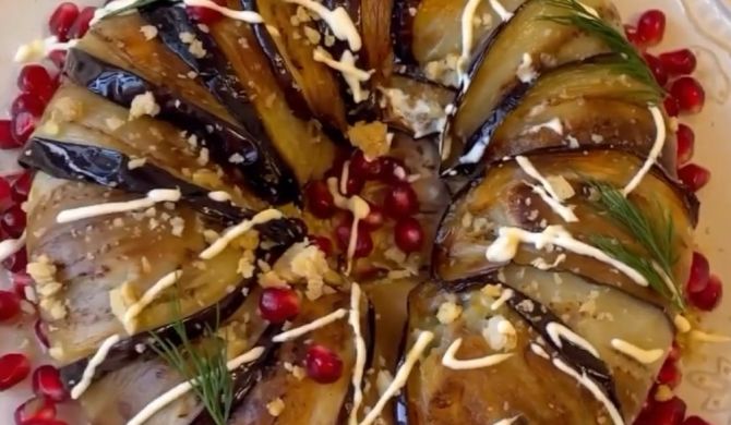 Салат из баклажанов, курицы, шампиньонов и грецкого ореха рецепт