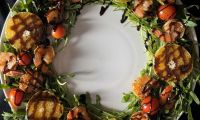 Салат Венок из мандарин, креветок, помидоров и рукколы