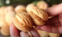 Рассыпчатое печенье орешки с вареной сгущенкой без формы