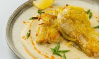 Белая рыба в панировке картофельной с соусом из цветной капусты