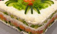 Суши торт из риса, авокадо, красной рыбы и творожного сыра