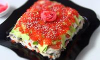 Закусочный суши-торт с красной рыбой и авокадо