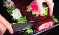 Салат рулет шуба с красной рыбой, свеклой, яйцом и картошкой