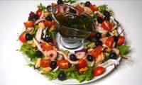 Красивый морской салат из морепродуктов на Новый Год