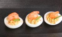 Яйца фаршированные креветками, сливочным сыром и майонезом