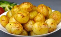Золотистый молодой картофель жареный на сковороде