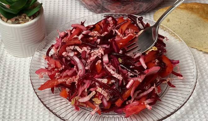 Видео Салат из пекинской капусты, свеклы, болгарского перца и помидора рецепт