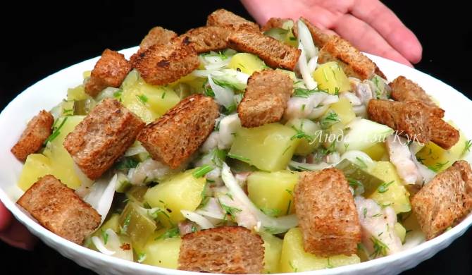 Деревенский салат с селедкой и картофелем рецепт