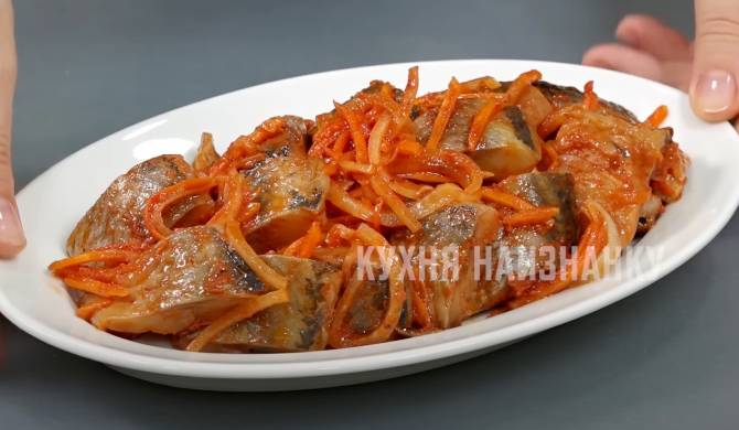 Слабосоленая селедка по-корейски с морковью, луком и томатной пастой рецепт