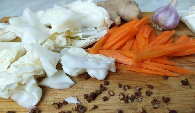 Салат с квашеной капусты и морковью рецепт
