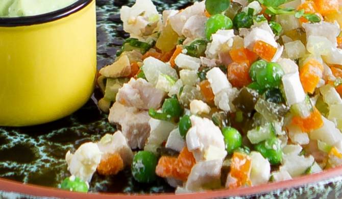 салат с отварной курицей и авокадо рецепт | Дзен