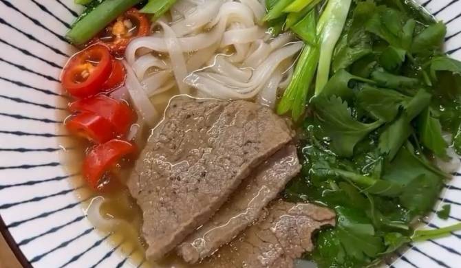 Вьетнамский суп Фо-бо с говядиной и рисовой лапшой рецепт