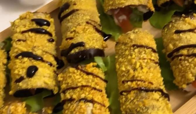 Видео Рулетики из баклажанов с творожным сыром и помидорами рецепт