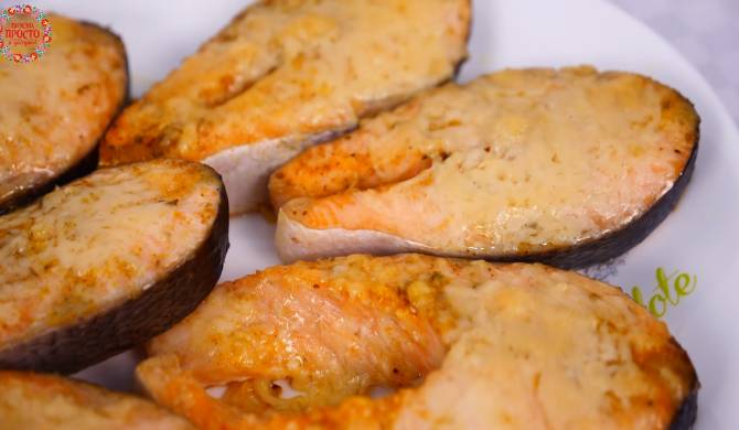 Запеченные стейки красной рыбы лосося с сыром в духовке рецепт