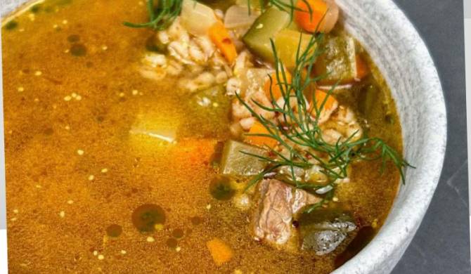 Суп рассольник с говядиной, перловкой и солеными огурцами рецепт