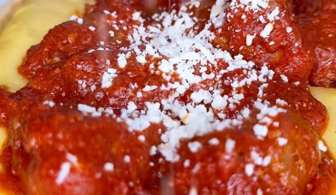 Полента с ребрышками и мясными колбасками в томатном соусе рецепт
