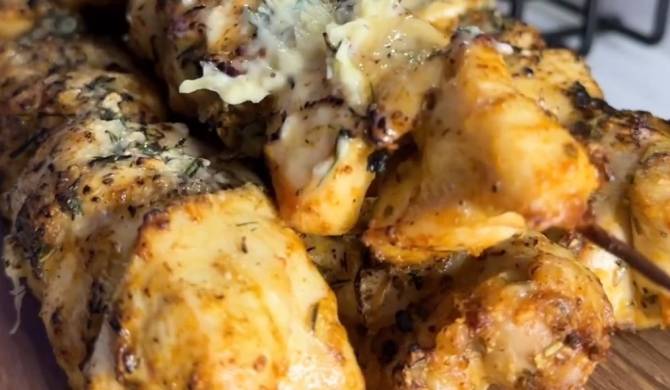 Видео Куриный шашлык с сыром в духовке рецепт