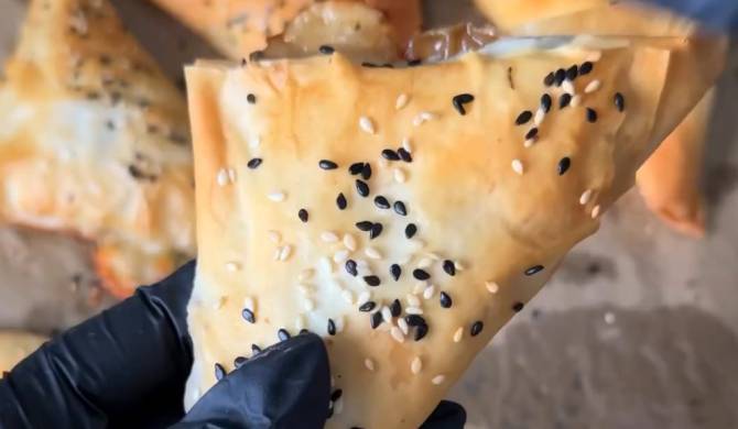 Видео Конвертики из теста фило с грибами и сыром моцареллой рецепт