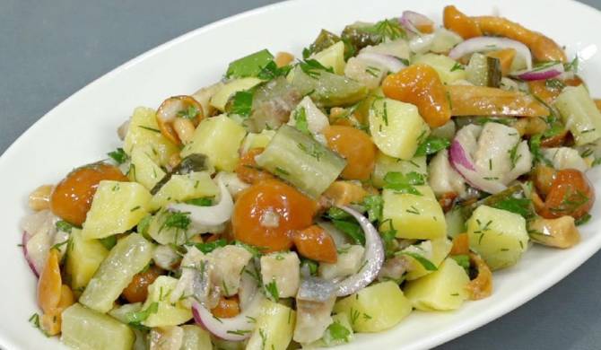 Салат с селедкой, огурцами маринованными, грибами и картошкой рецепт