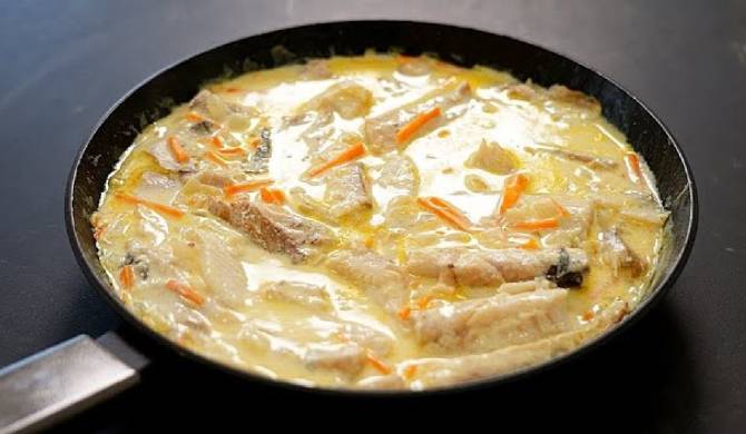 Видео Хек в сметанном соусе на сковороде с луком и морковью рецепт